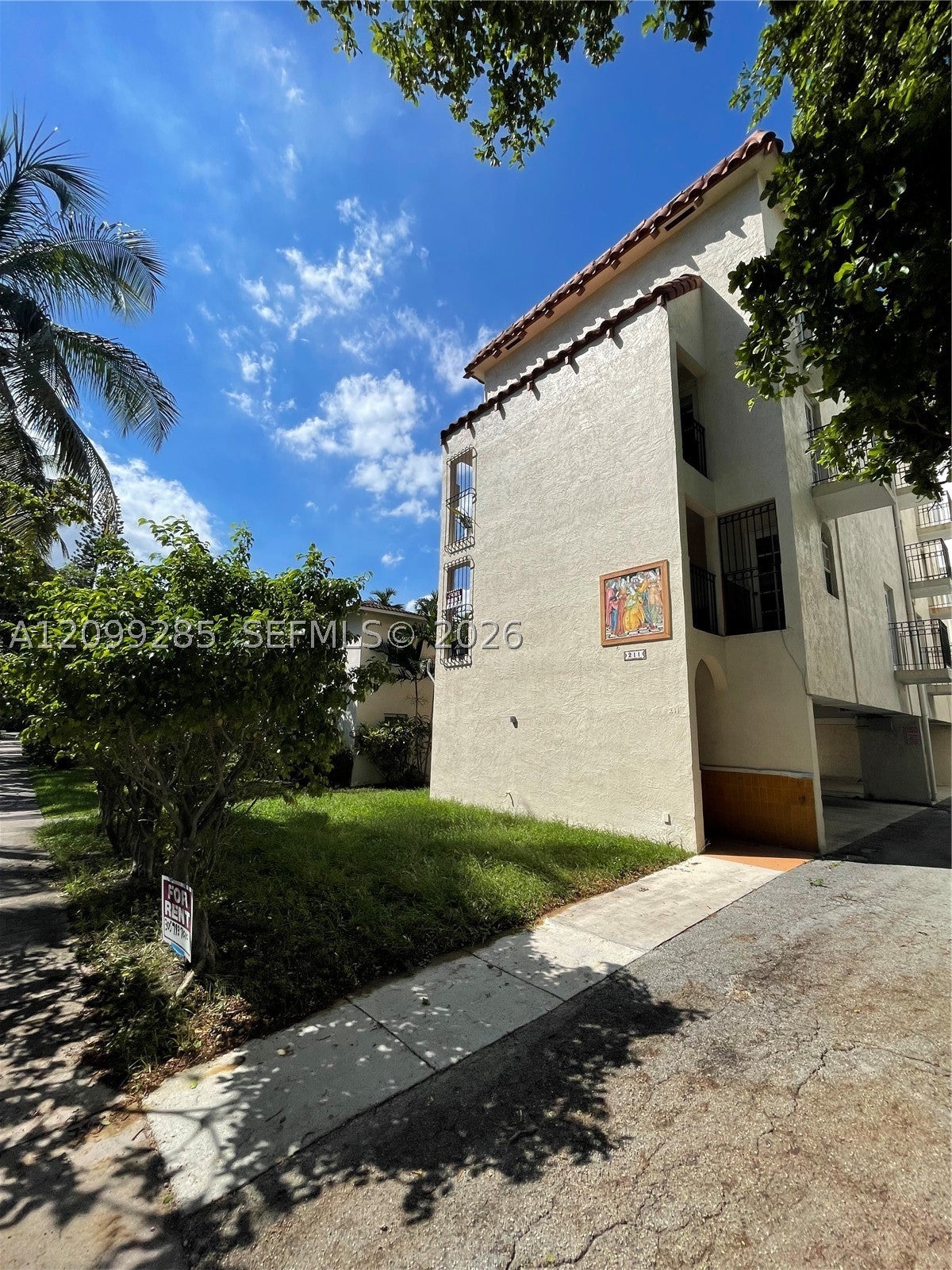 211 Sidonia Ave 1