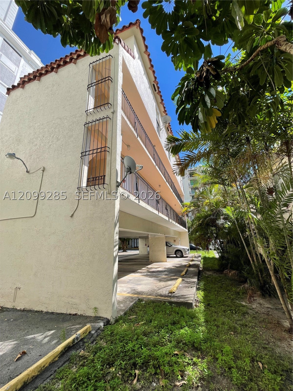 211 Sidonia Ave 1