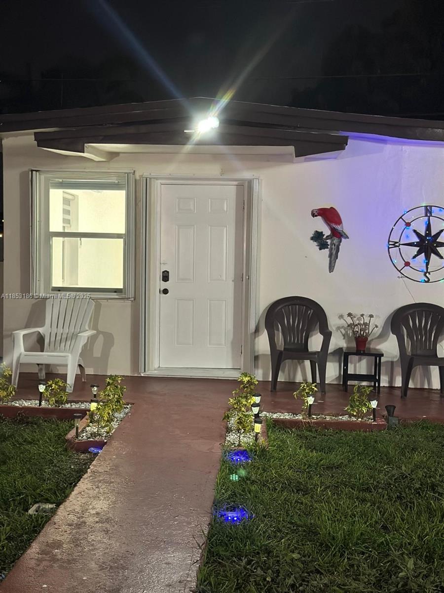 COME AND SEE THIS NEW COZY EFFICIENCY READY TO MOVE INCLUDE WATER,ELECTRICITY,GARBAGE, ONE PARKING SPACE INDEPENDENT ENTRANCE THE EFFICIENCY IT IS IN THE BACK OF THE HOUSE .