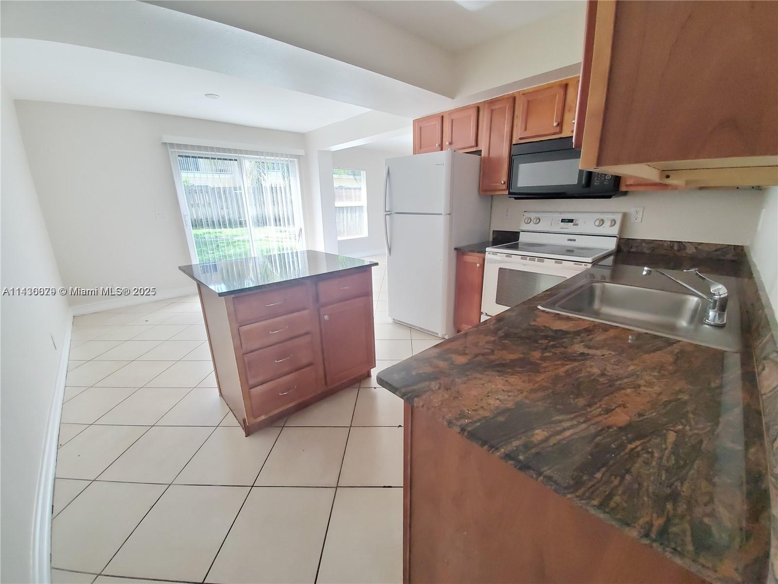 IDEAL INVESTORS! CAN RENT FROM DAY ONE - EASY APPROVAL. PROPERTY IS MOVE IN READY CONDITION. VACANT ON COMBINATION LOCKBOX. PLEASE GET AN APPOTIMENT IN SHOWTIME FOR AUTOMATIC CONFIRMATION.