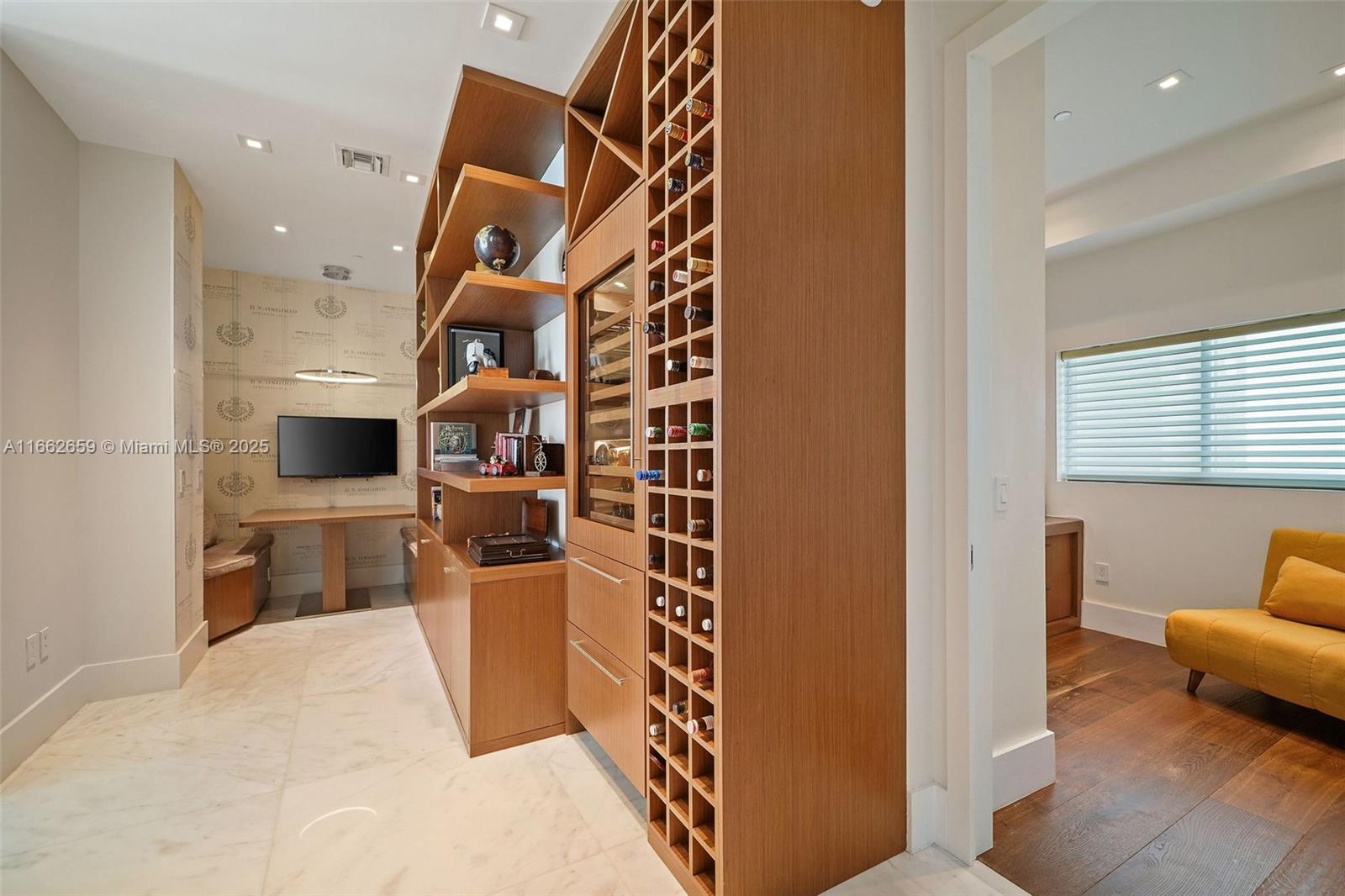 ICON BAY CONDO - Residential