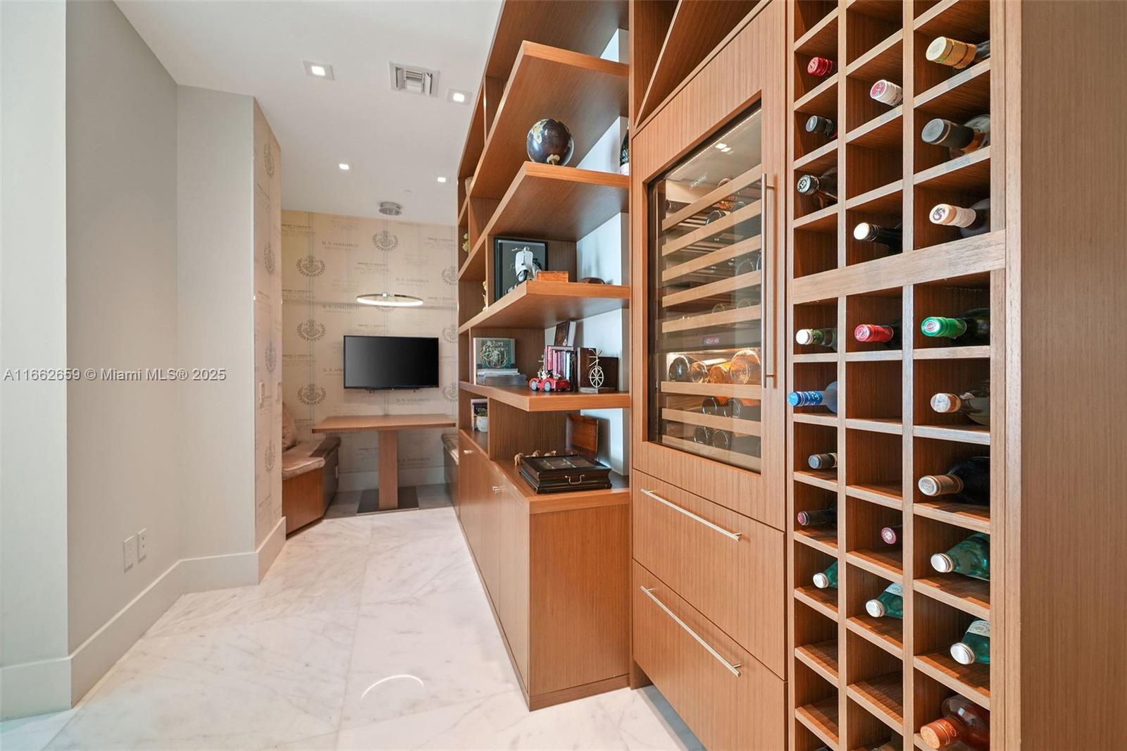 ICON BAY CONDO - Residential