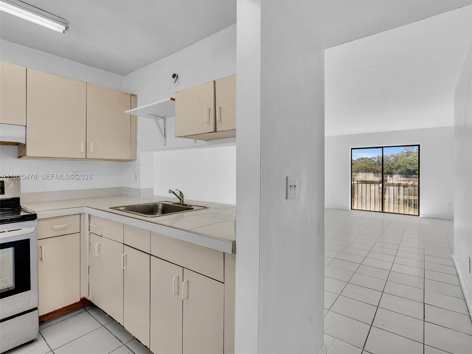 ROZLAND CONDO - Residential