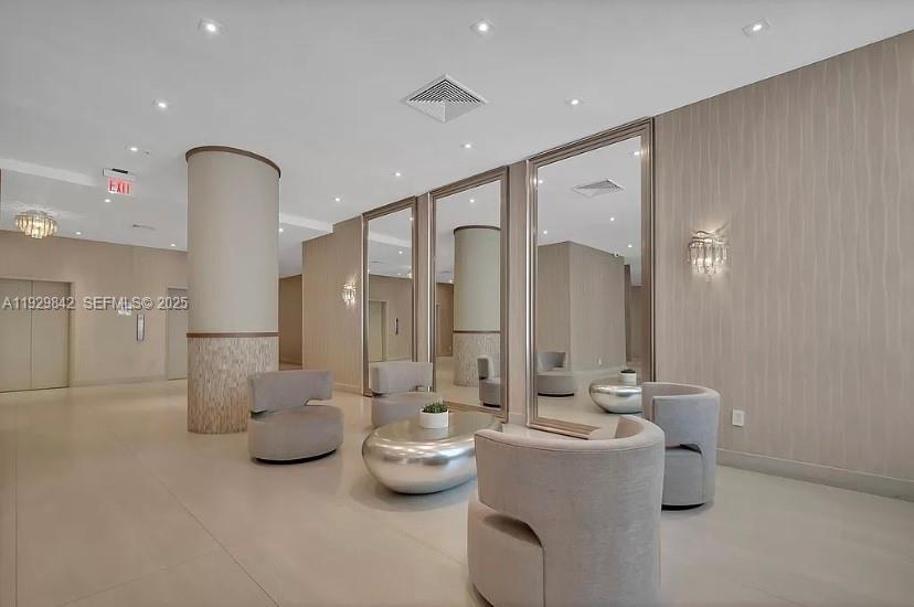 THE CARRIAGE HOUSE CONDO - Residential