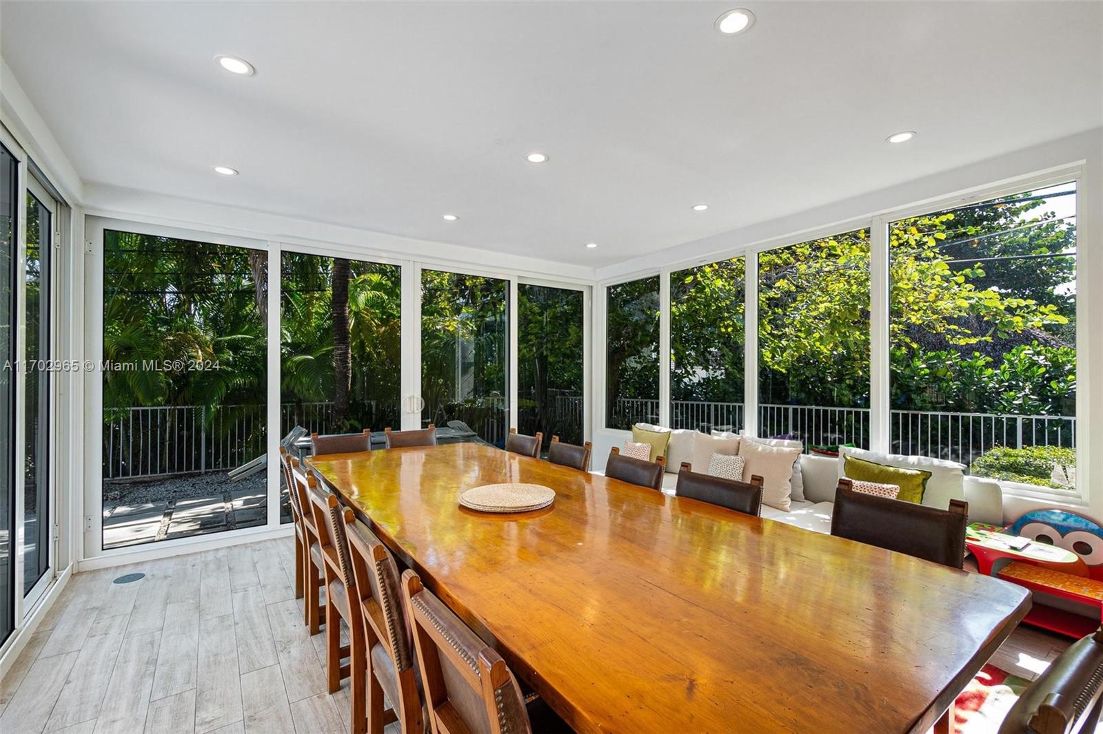 TROPICAL ISLE HOMES SUB 1 - Residential