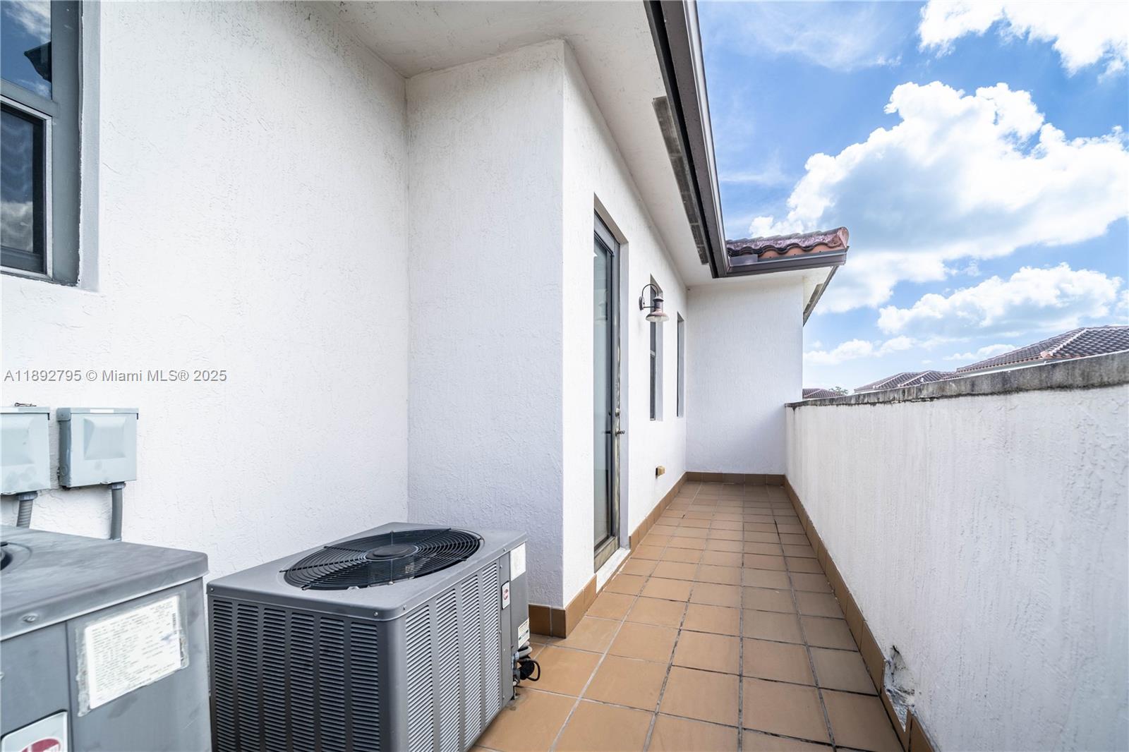 DOWNTOWN DORAL DUTCHER - Residential