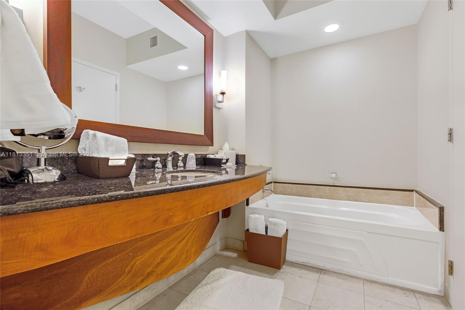 TRUMP INTERNATIONAL SONES - Residential