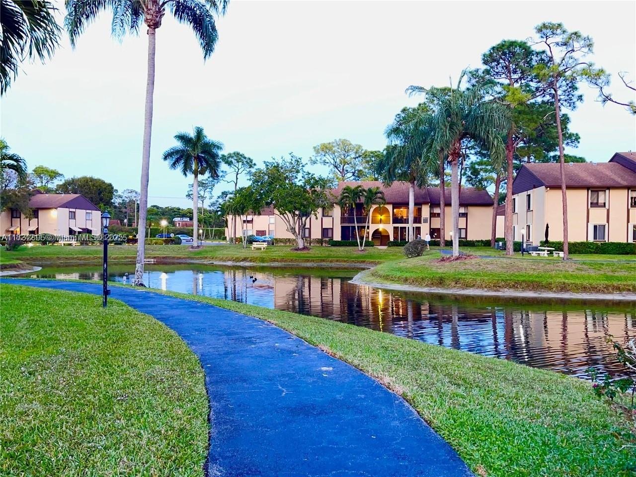 224 Pine Hov Cir D-2, Green Acres, FL, 33463/$125,000 3 224 Pine Hov Cir D-2