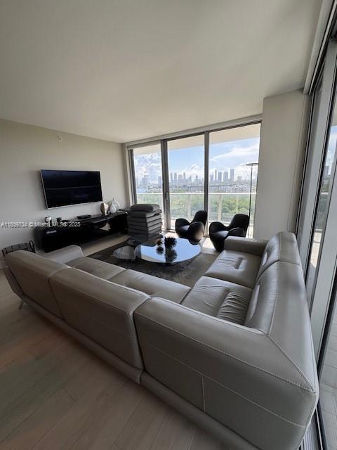 16385 Biscayne Blvd 921