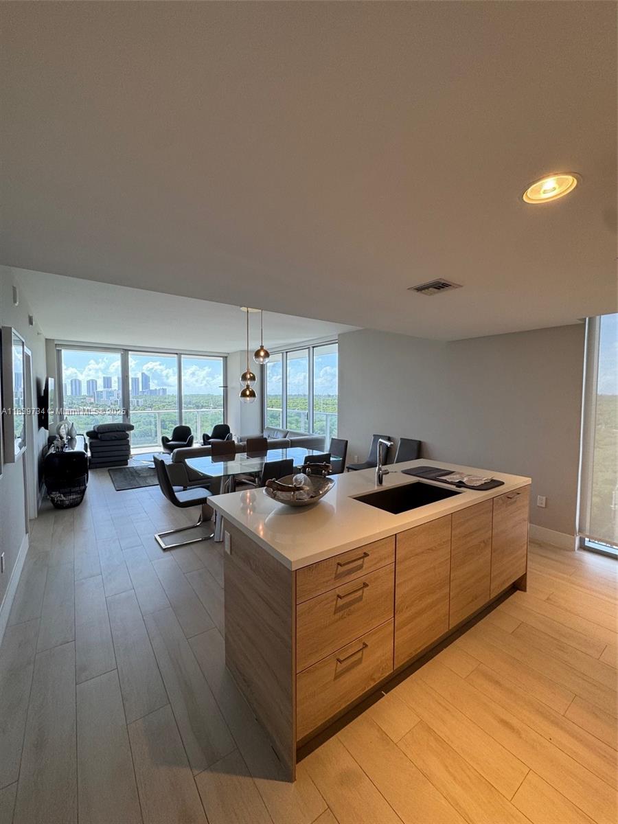 16385 Biscayne Blvd 921