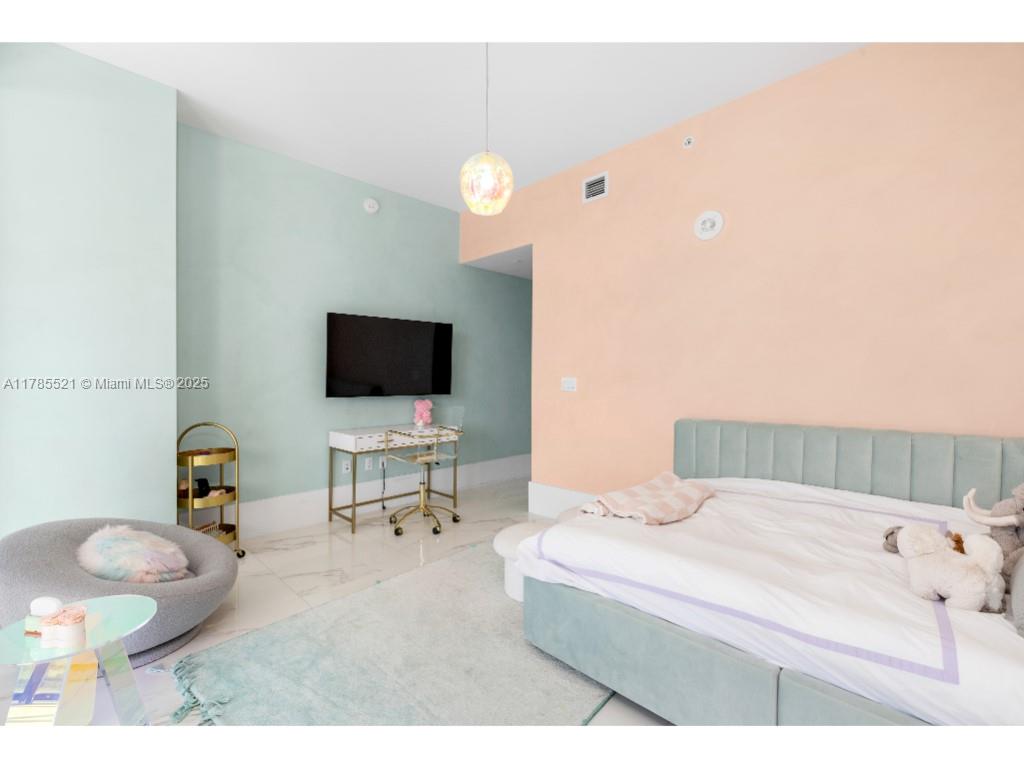 PRIVE CONDO - Residential