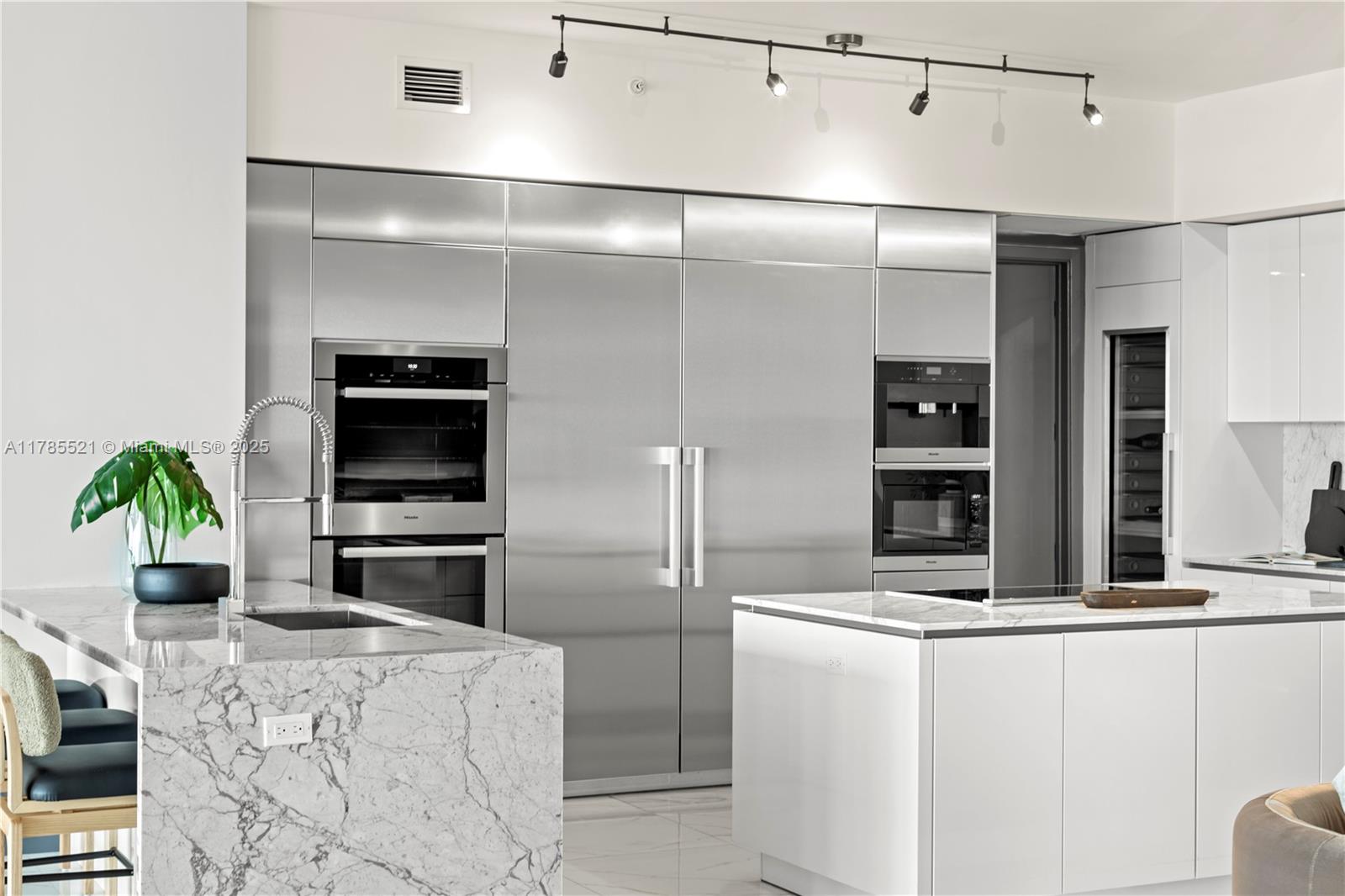 PRIVE CONDO - Residential