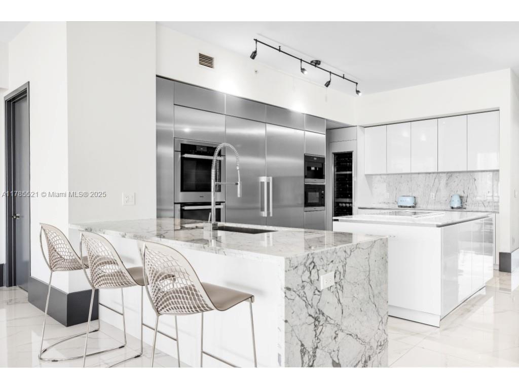 PRIVE CONDO - Residential