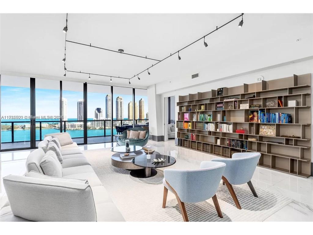 PRIVE CONDO - Residential