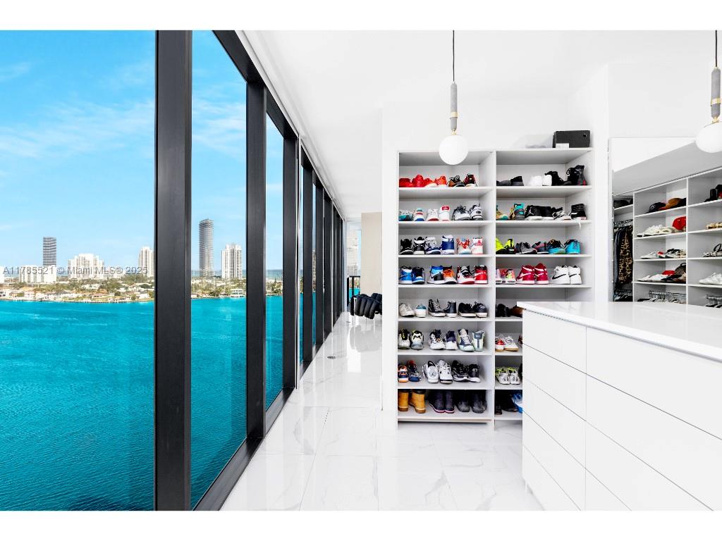 PRIVE CONDO - Residential
