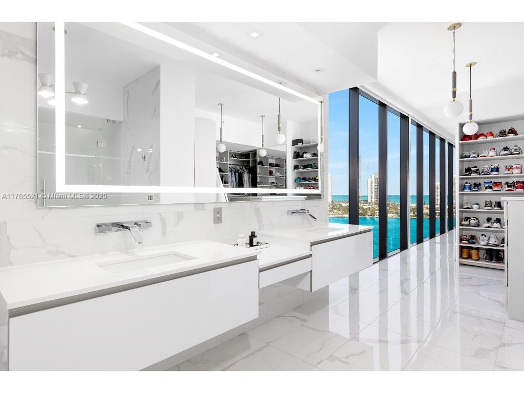PRIVE CONDO - Residential