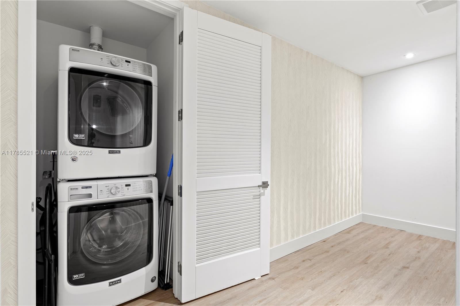 PRIVE CONDO - Residential