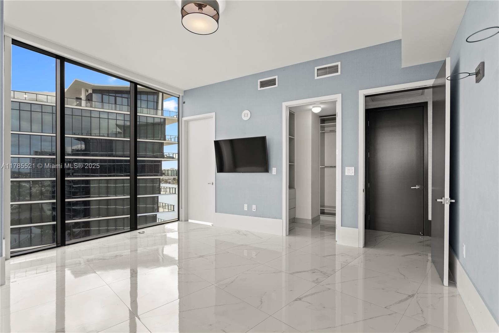 PRIVE CONDO - Residential