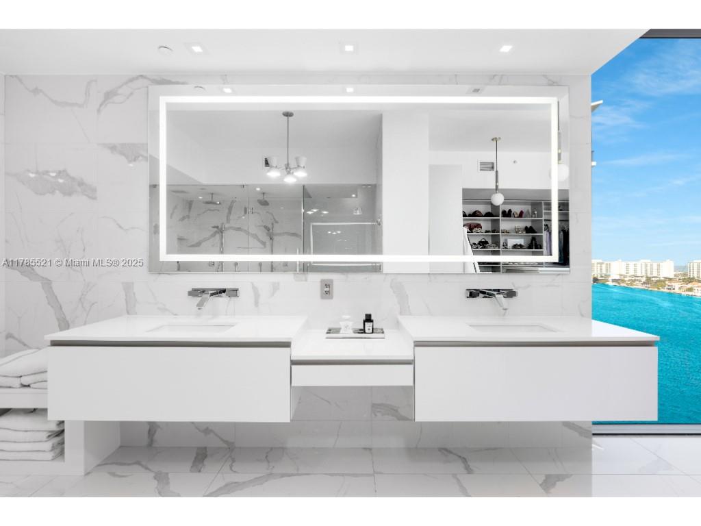 PRIVE CONDO - Residential