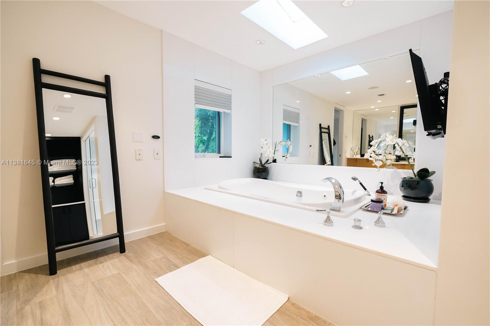 EU-1 - ESTATES, - Residential