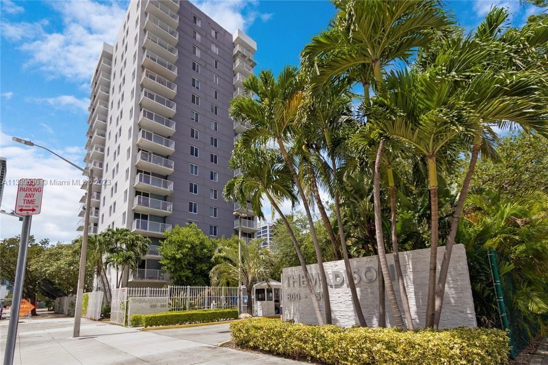 Beautiful corner unit 2 bed 2 baths, renovated in great location at the heart of downtown Miami, close to Brickell, Miami Design District, Wynwood, Miami Arena, few minutes to South Beach. Great for investors, building with 24hrs security. Great amenities, gym, bbq area, pool with cabanas, jacuzzi, beach volleyball, tennis & basketball court , billiard/poker table, party room, library, movie theatre. Unit comes with one assigned parking space. Pet friendly. You'll be steps away from world-class dining, shopping, and entertainment.