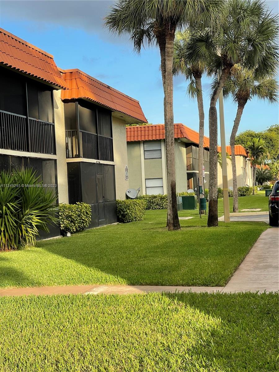 GREAT 3BED/2BATH CONDOI N THE BEAUTIFUL COMMUNITY - BANYAN TREE . TILE FLOORS THRU OUT UNIT, WASHER -DRYER INSIDE THE APARTMENT. VERY NICE AMENITIES, GREAT LOCATION CLOSE TO SHOPPING, SCHOOLS.