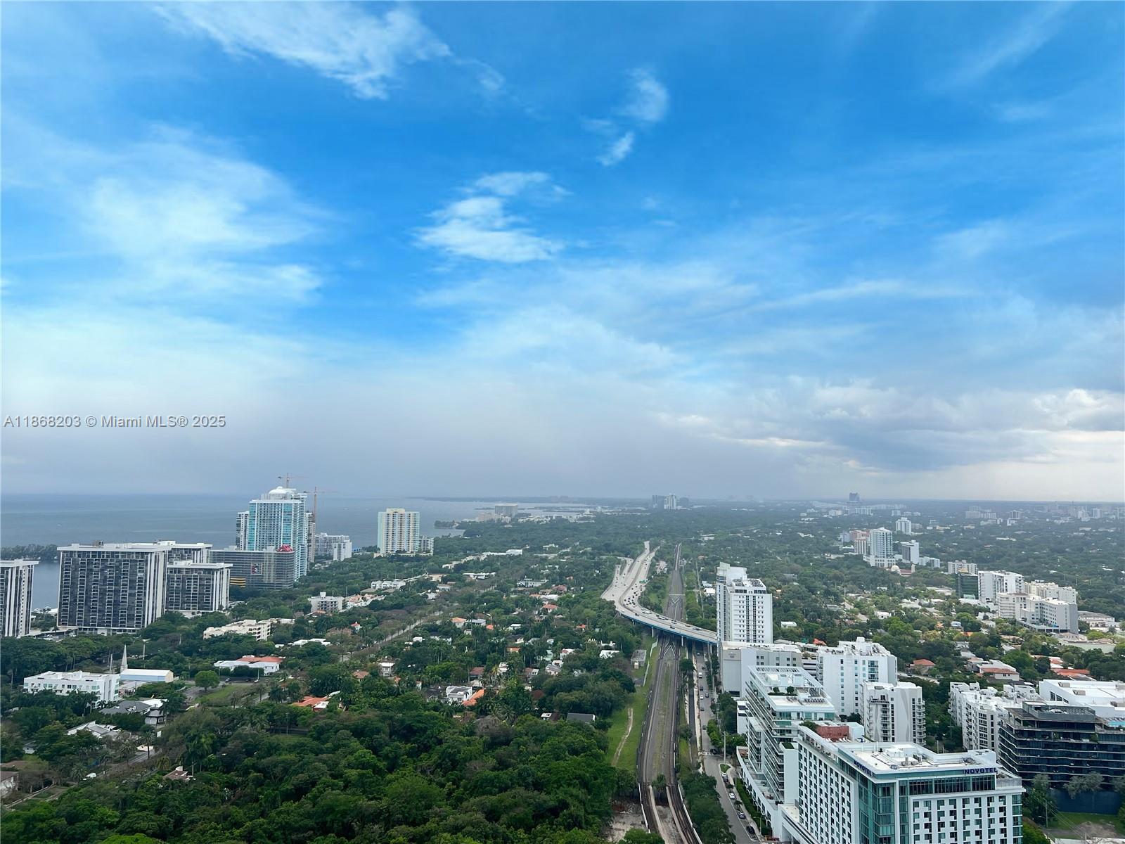 Amazing location in the heart of Brickell! Close to major highways, shops, restaurants, nightlife, and Brickell City Centre. This great 1-bedroom, 1-bath unit features an open-concept layout with an amazing view. Located in one of the best buildings in the area, it offers the perfect balance of convenience, luxury, and lifestyle.