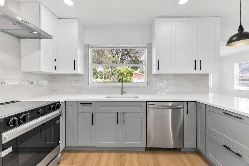 Photo of 327 SE 2nd Ave, Dania Beach, FL 33004 (MLS # A12003538)