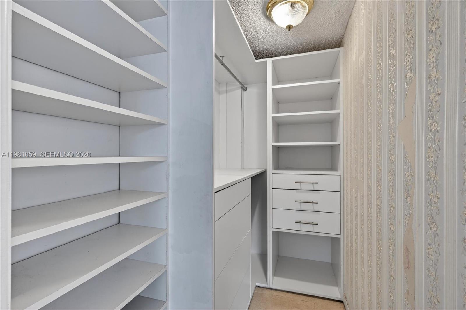 THE HORIZONS CONDO #5 - Residential