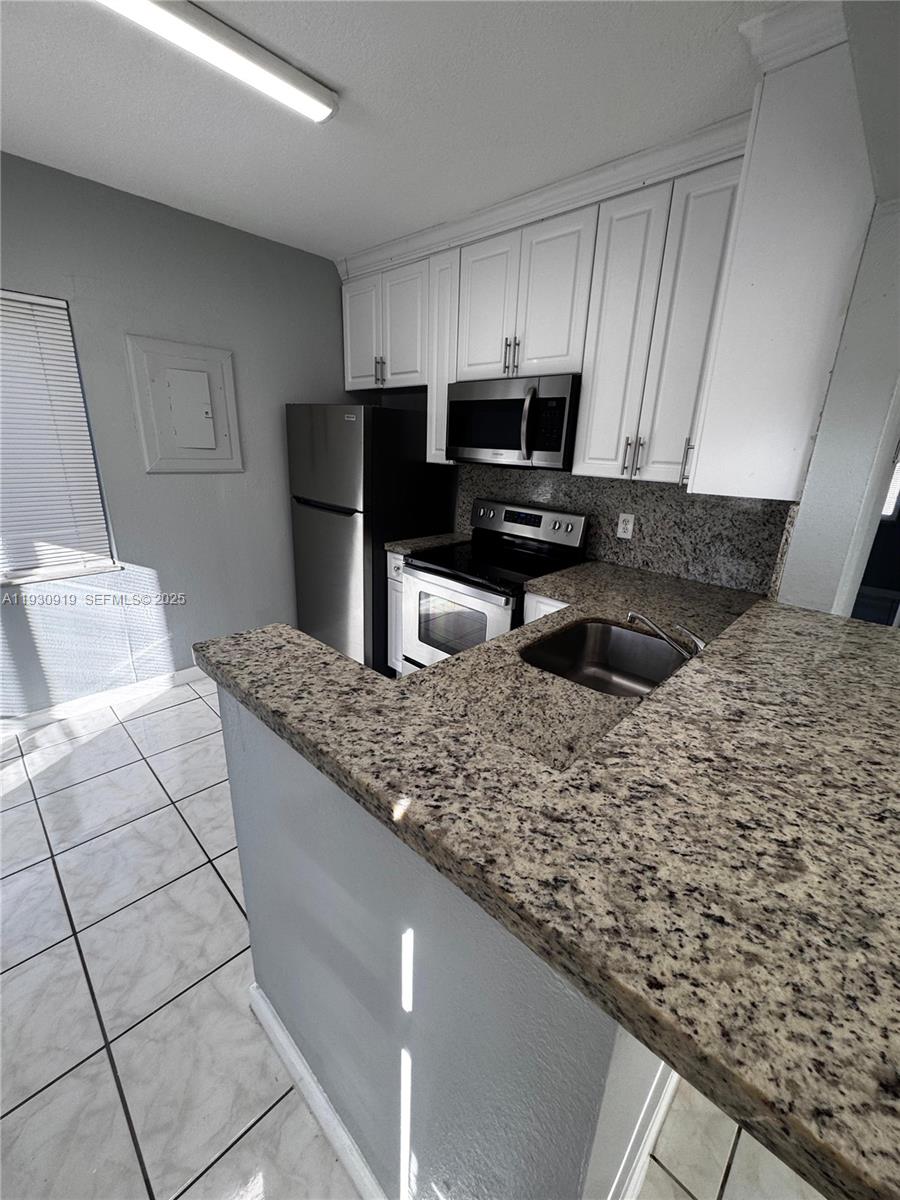 GABLES MANOR SUB - Residential Lease