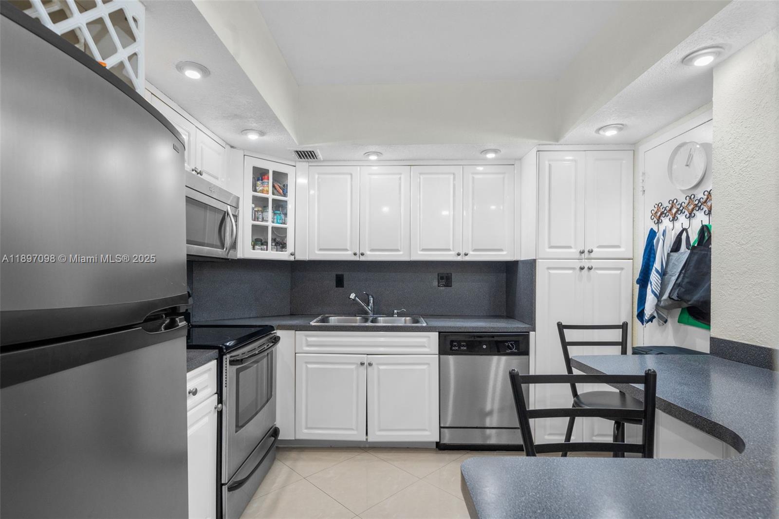 300 Bayview Dr 1707