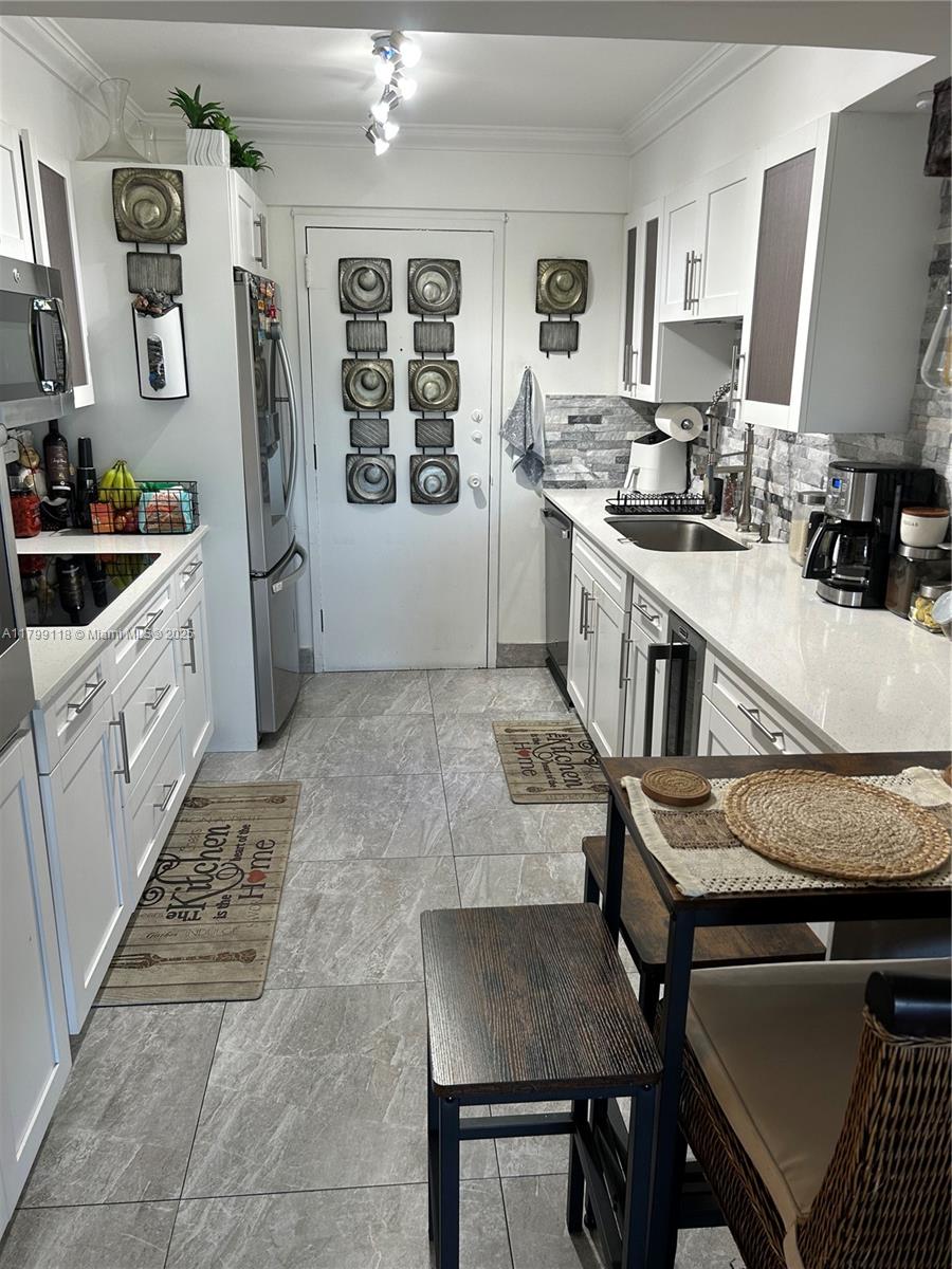 800 NE 195th St 409