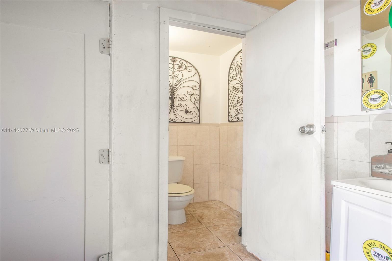 Main image without alt text