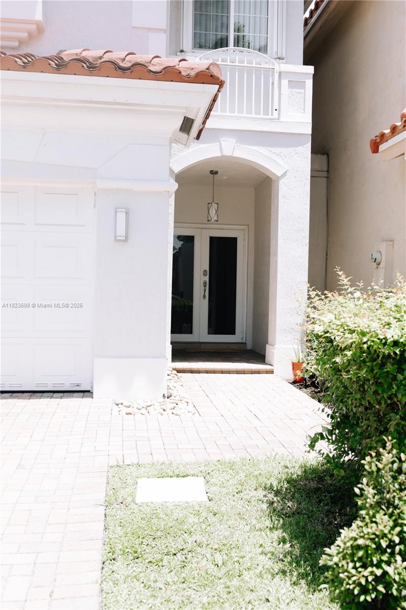 10919 NW 67th Ter, Doral, FL, 33178/$854,000 2 10919 NW 67th Ter