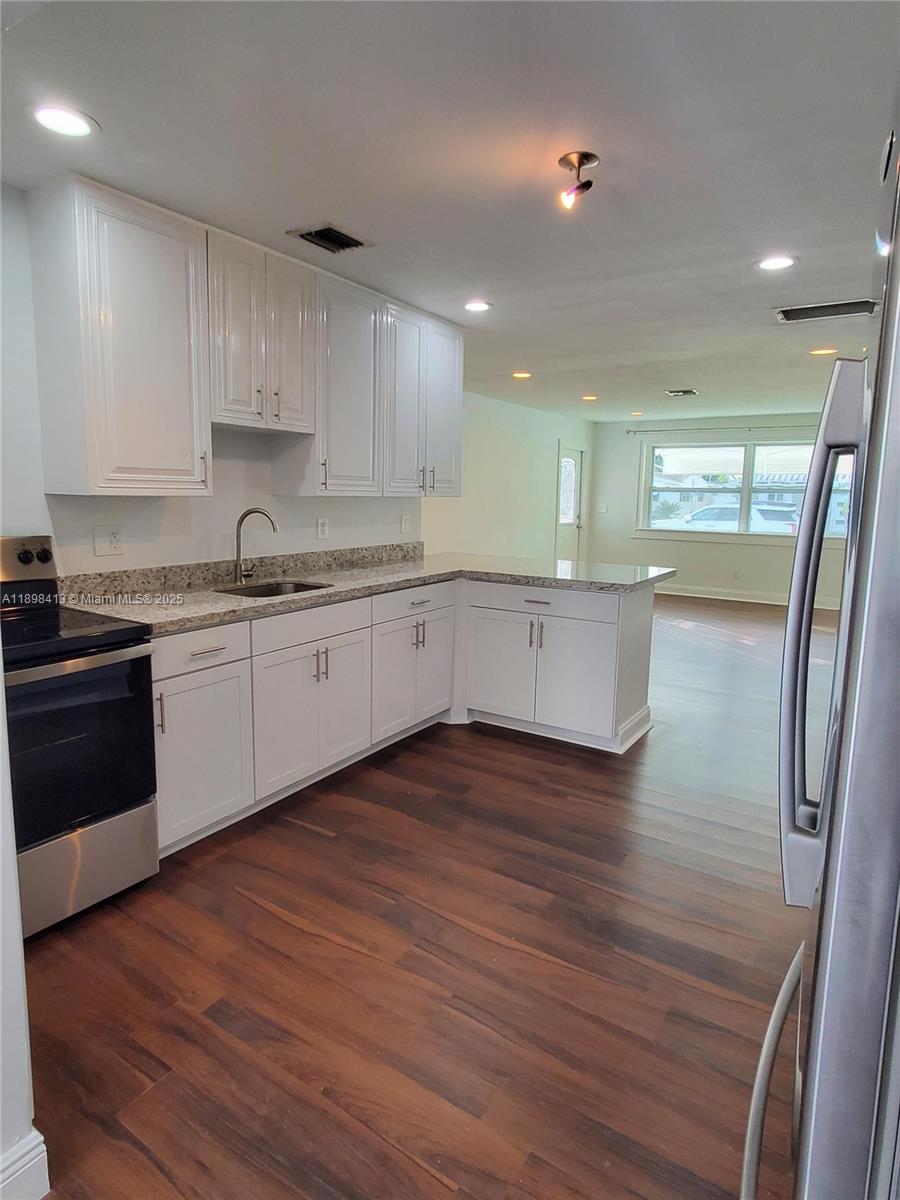 HOLLYWOOD PARK - Residential Lease