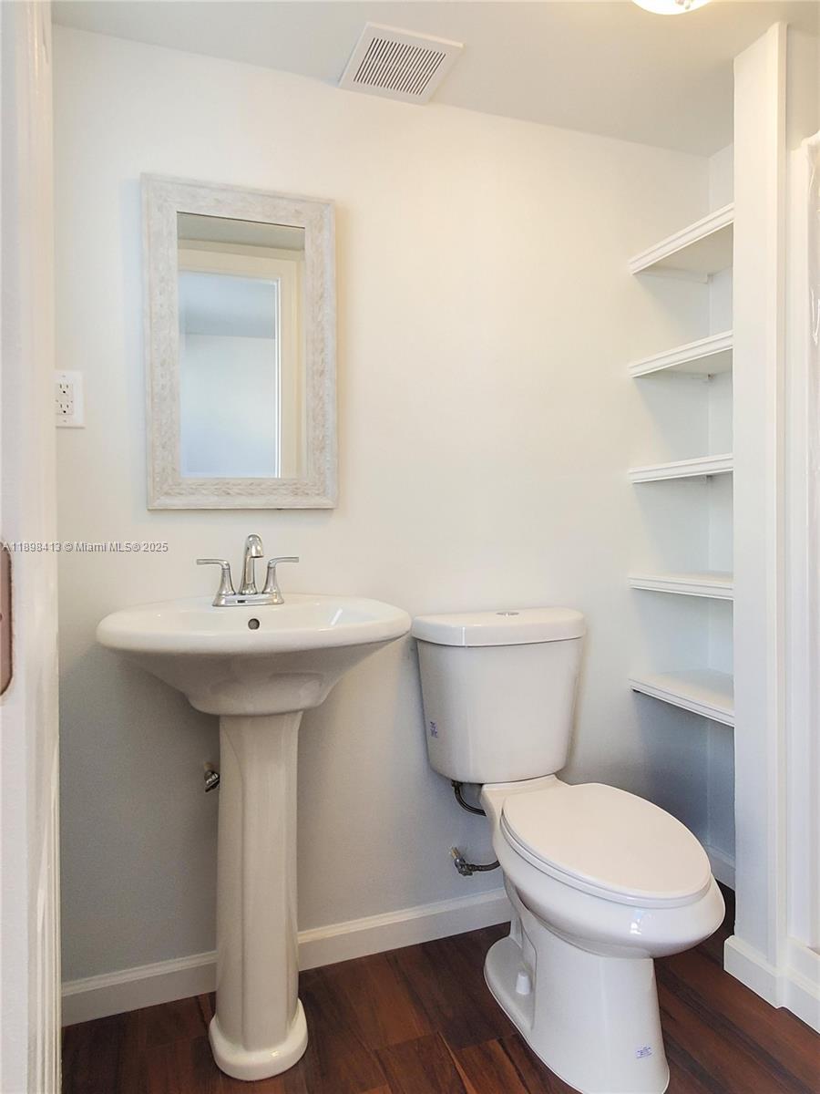 HOLLYWOOD PARK - Residential Lease