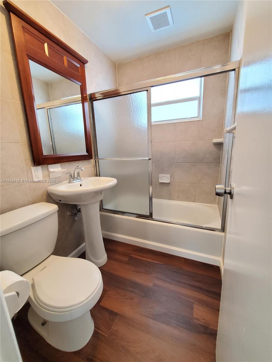 HOLLYWOOD PARK - Residential Lease