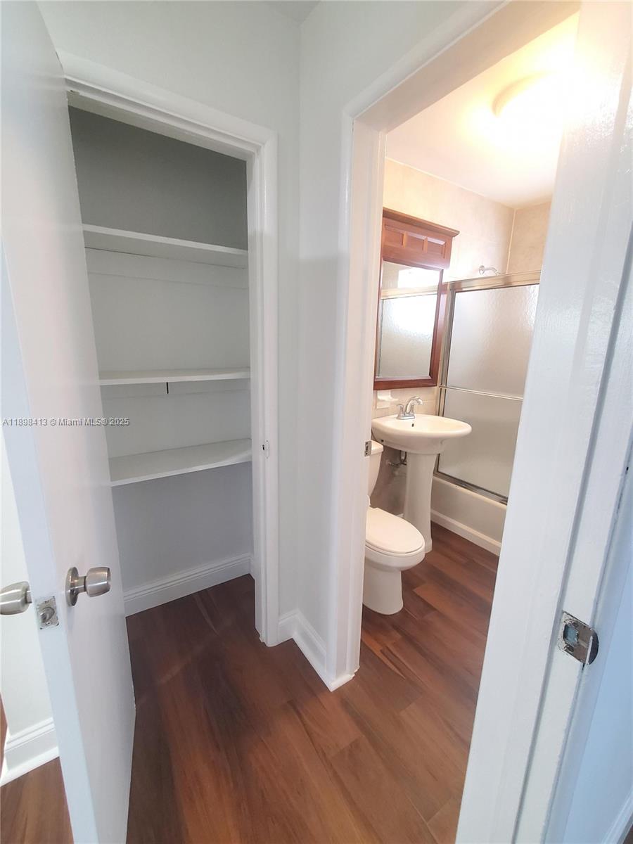 HOLLYWOOD PARK - Residential Lease