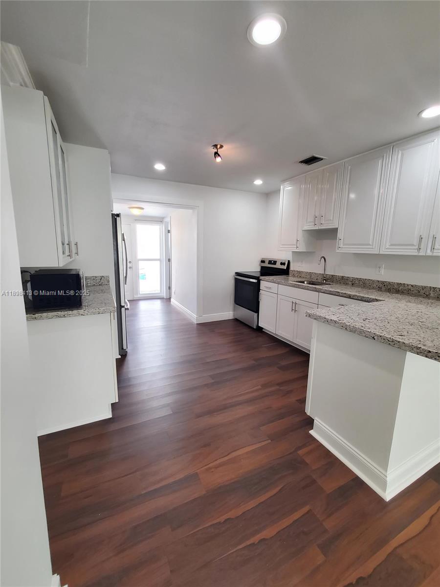 HOLLYWOOD PARK - Residential Lease