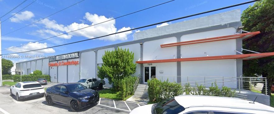 SPACIOUS WAREHOUSE FACILITY OFFERS:
~ 45,409 SF TOTAL W.
~ 4,000 SF SHOWROOM/OFFICE
3 DOCK DOORS & 1 RAMP
18' CLEAR CEILING HEIGHT
HEAVY POWER - 3-PHASE
PRIME VISIBILITY - DIRECT FRONTAGE TO BUSY PALMETTO EXPRESSWAY