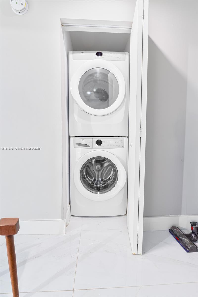 THE HARBOUR NORTH CONDO - Residential