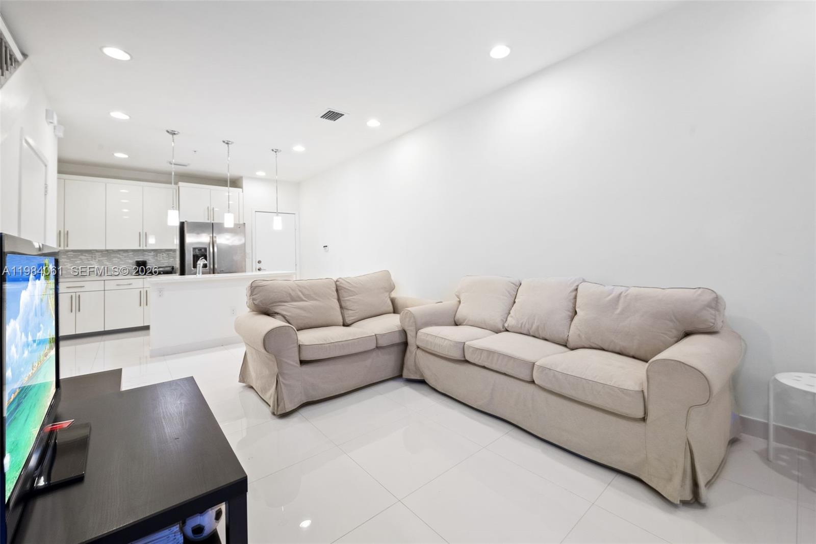 WEITZER AVENTURA PLACE CO - Residential Lease