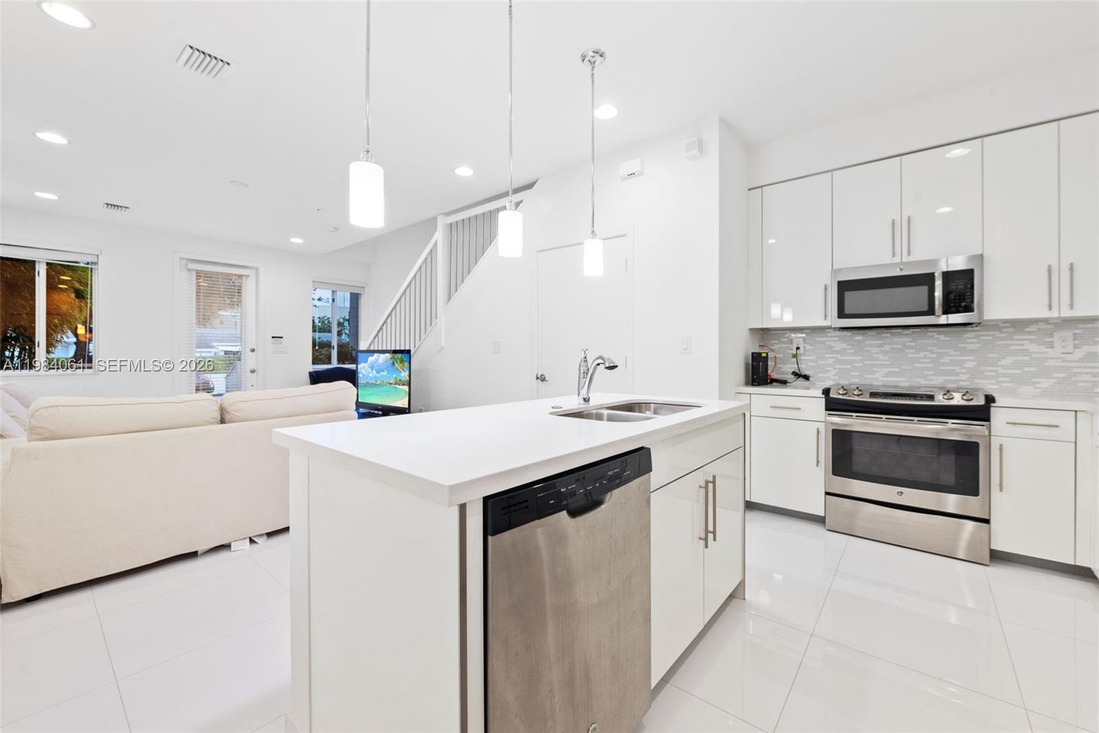 WEITZER AVENTURA PLACE CO - Residential Lease