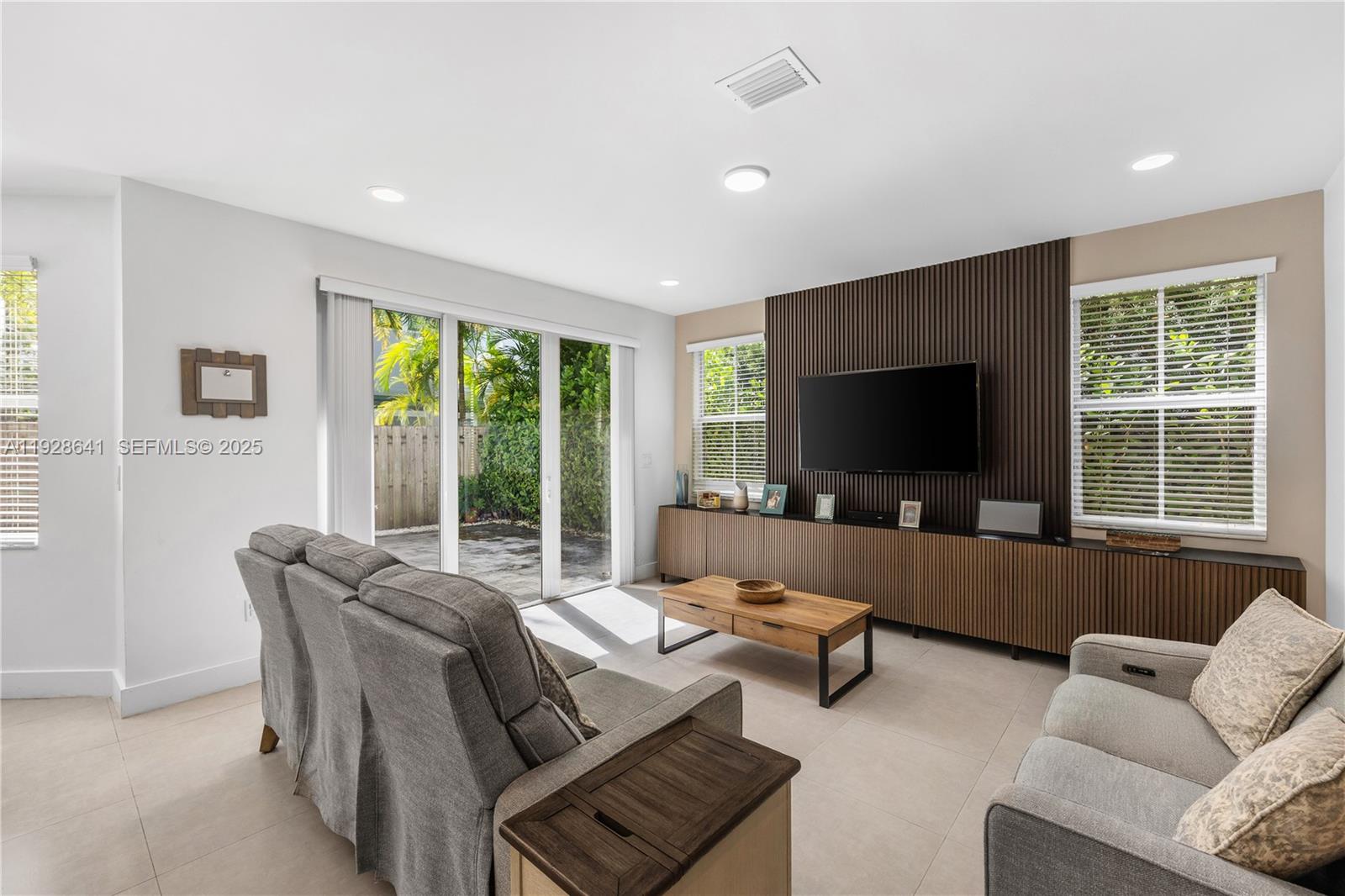 VINTAGE ESTATES - Residential Lease