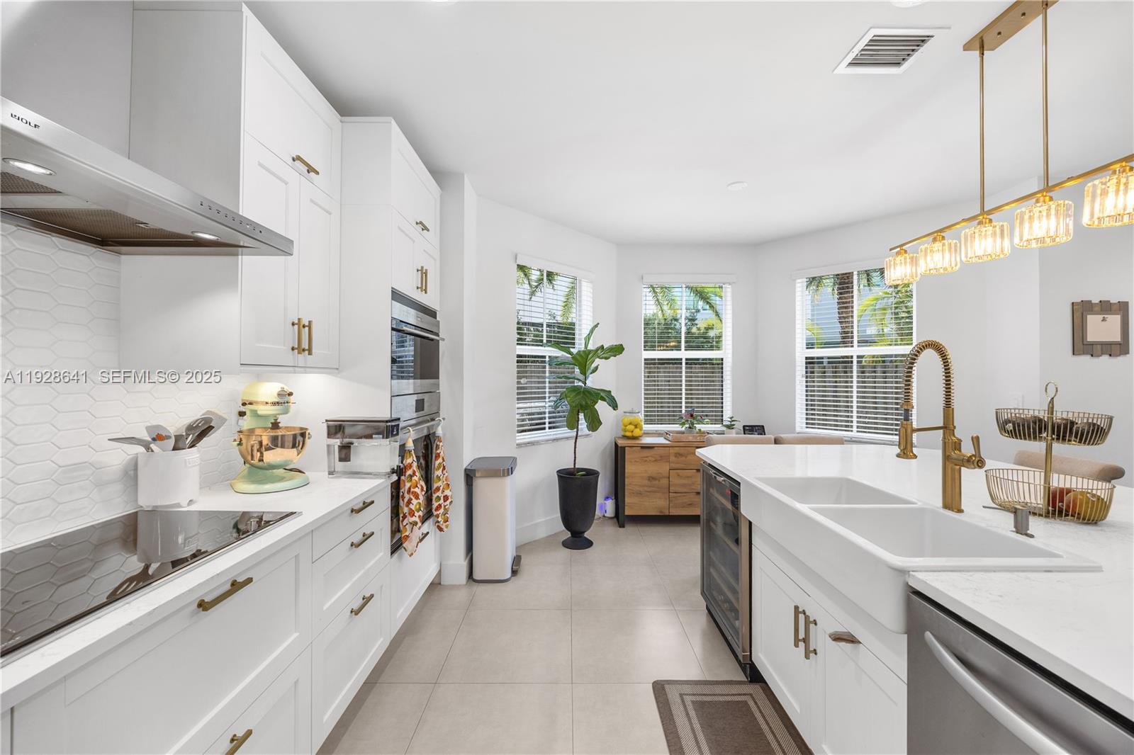 VINTAGE ESTATES - Residential Lease