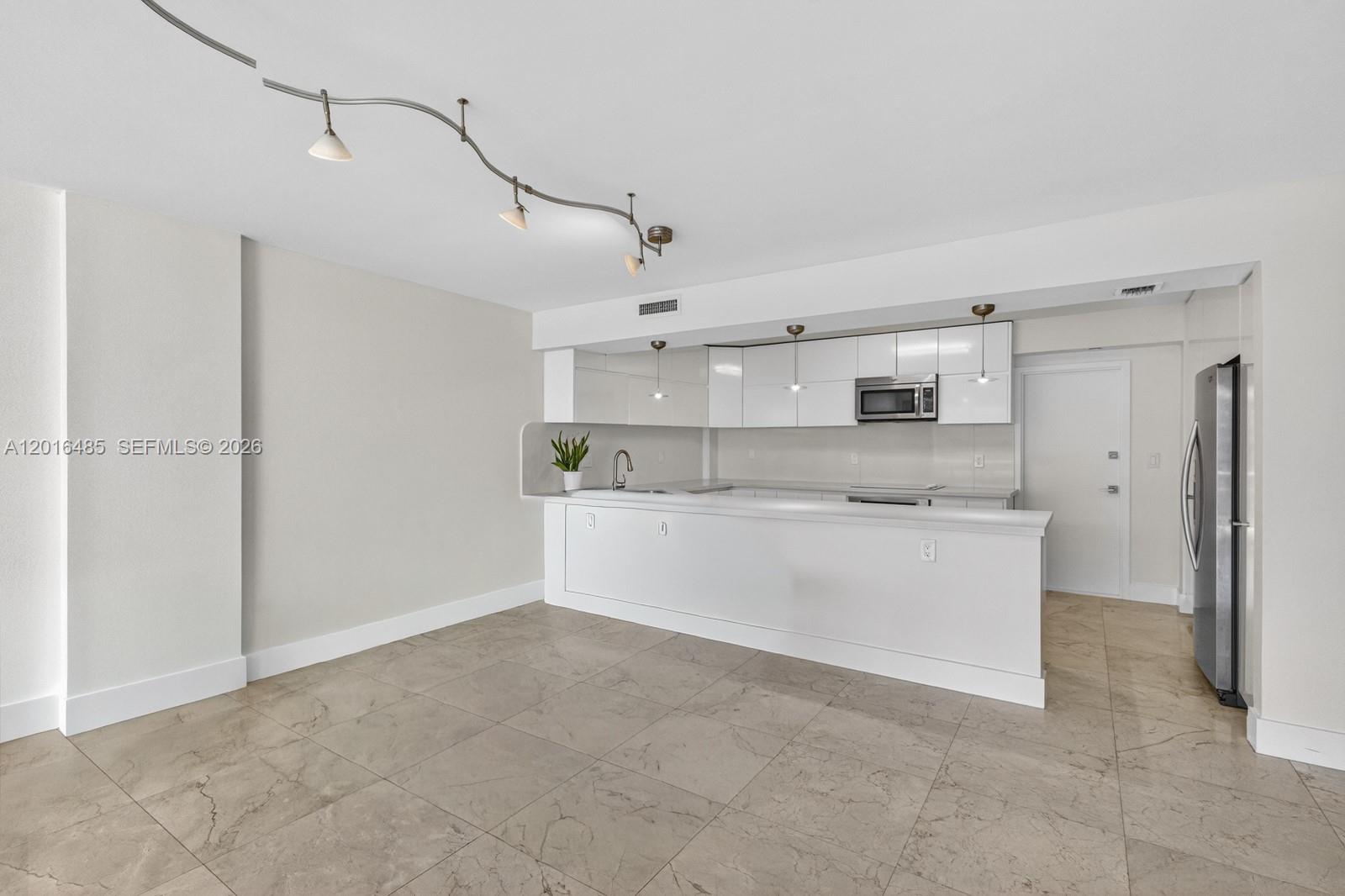 COMMODORE CLUB SOUTH COND - Residential Lease