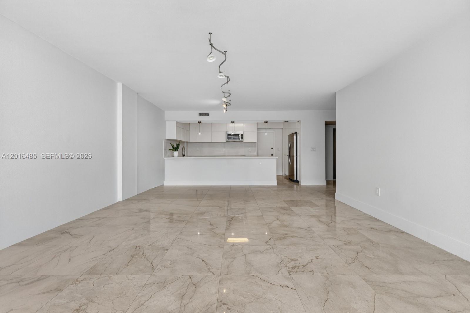 COMMODORE CLUB SOUTH COND - Residential Lease
