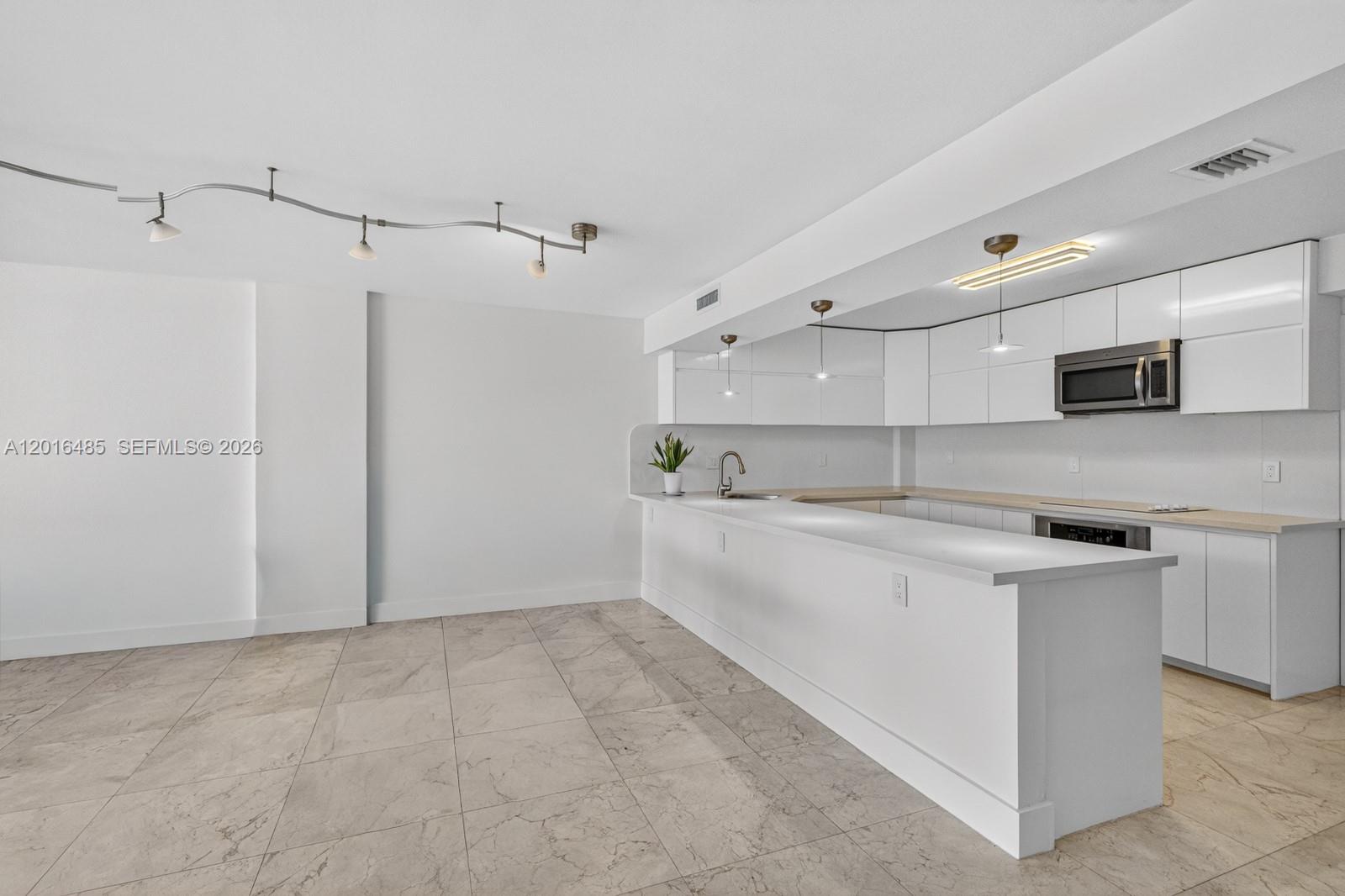 COMMODORE CLUB SOUTH COND - Residential Lease