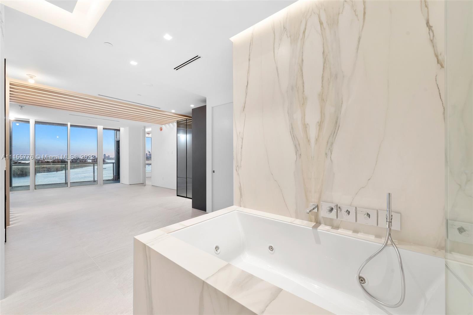 CONTINUUM ON SOUTH BEACH - Residential