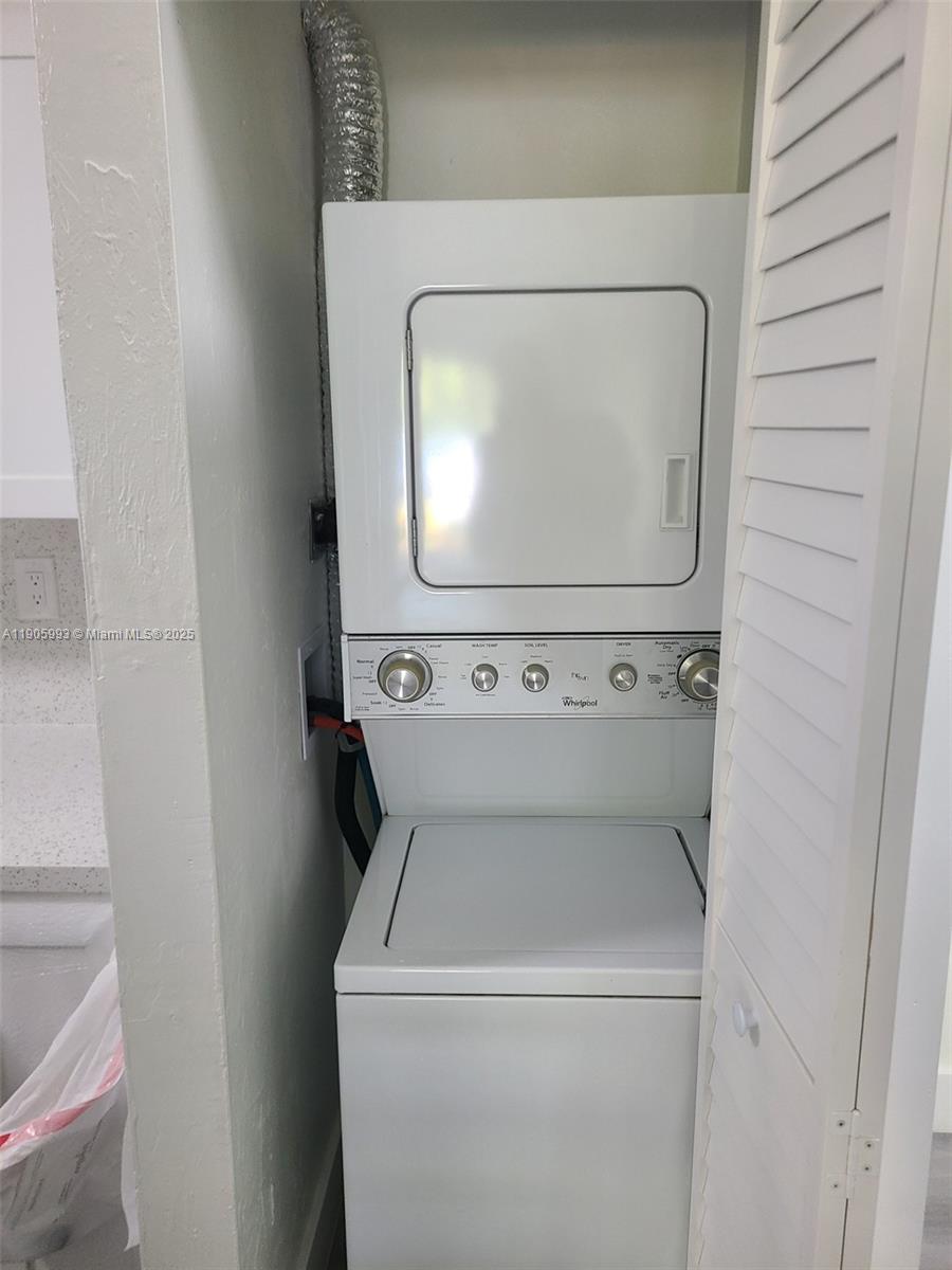 RESIDENCES @ THE FALLS CO - Residential Lease